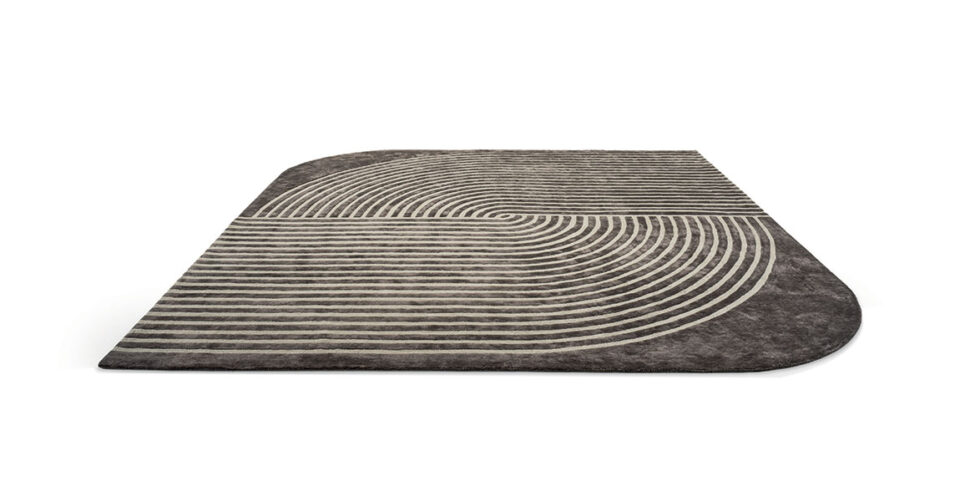 Cusani tapis de Vittoria Frigerio associe lignes précises et courbes élégantes dans un tapis haut de gamme en Tencel. Disponible chez D-Style Interior.
