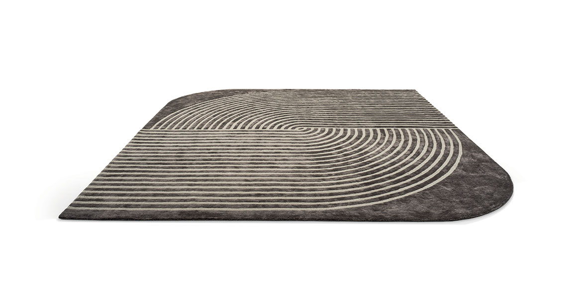 Cusani tapis de Vittoria Frigerio associe lignes précises et courbes élégantes dans un tapis haut de gamme en Tencel. Disponible chez D-Style Interior.