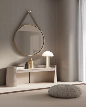 Palladio miroir par Vittoria Frigerio avec sangle en cuir, cadre métallique et verre bronzé chanfreiné. Disponible chez D-Style Interior.