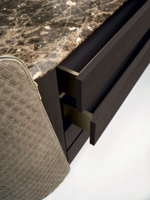 Contarini Cassettiera objet de Vittoria Frigerio, un objet design haut de gamme avec capitonnage, marbre et finitions exclusives. Disponible chez D-Style Interior.