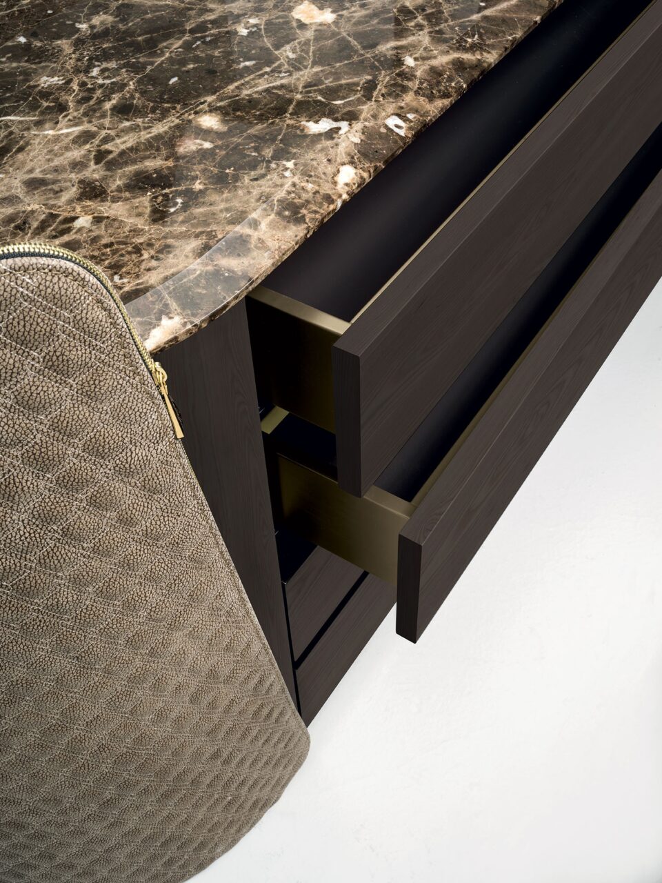 Contarini Cassettiera objet de Vittoria Frigerio, un objet design haut de gamme avec capitonnage, marbre et finitions exclusives. Disponible chez D-Style Interior.