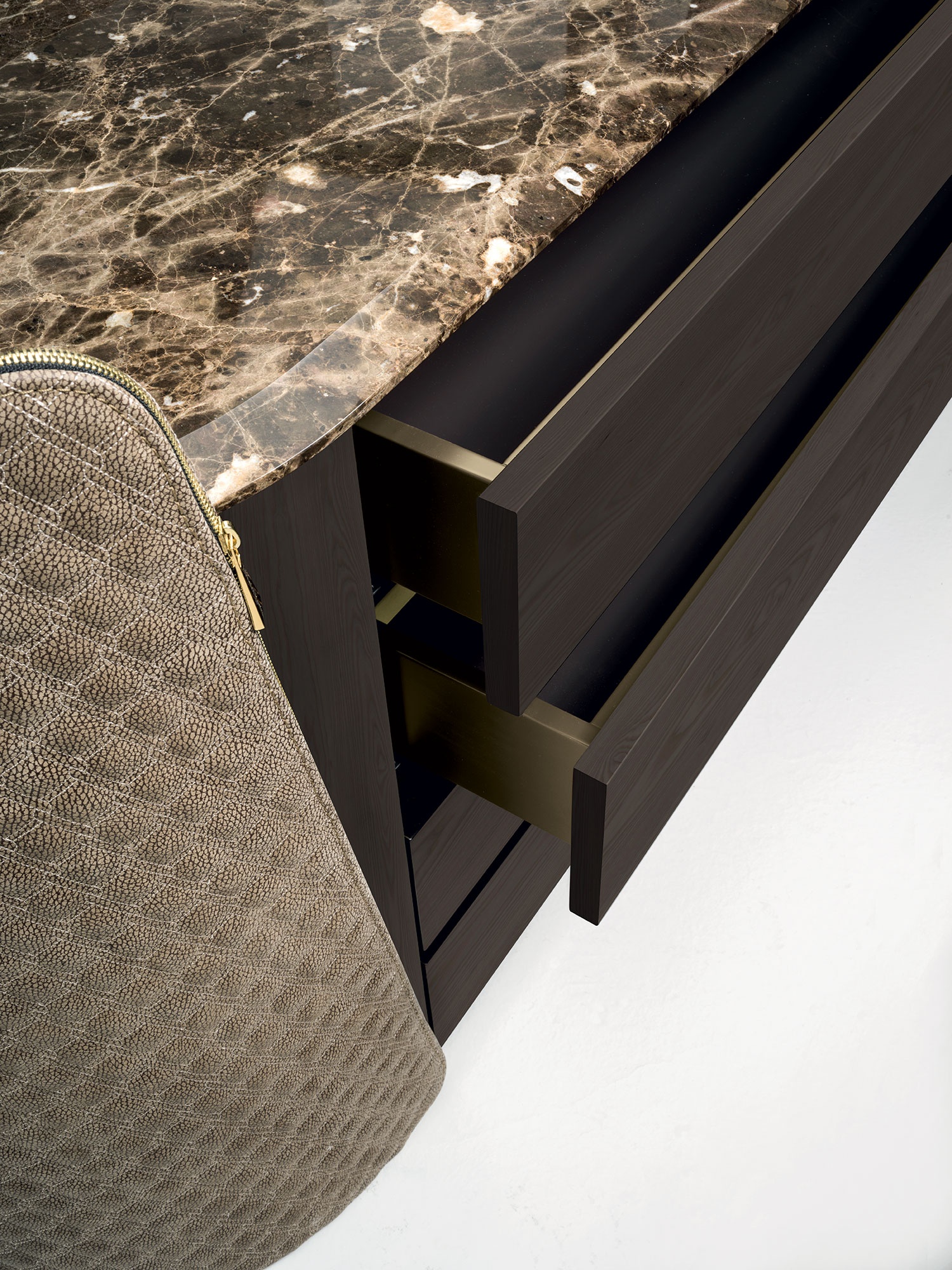 Contarini Cassettiera objet de Vittoria Frigerio, un objet design haut de gamme avec capitonnage, marbre et finitions exclusives. Disponible chez D-Style Interior.