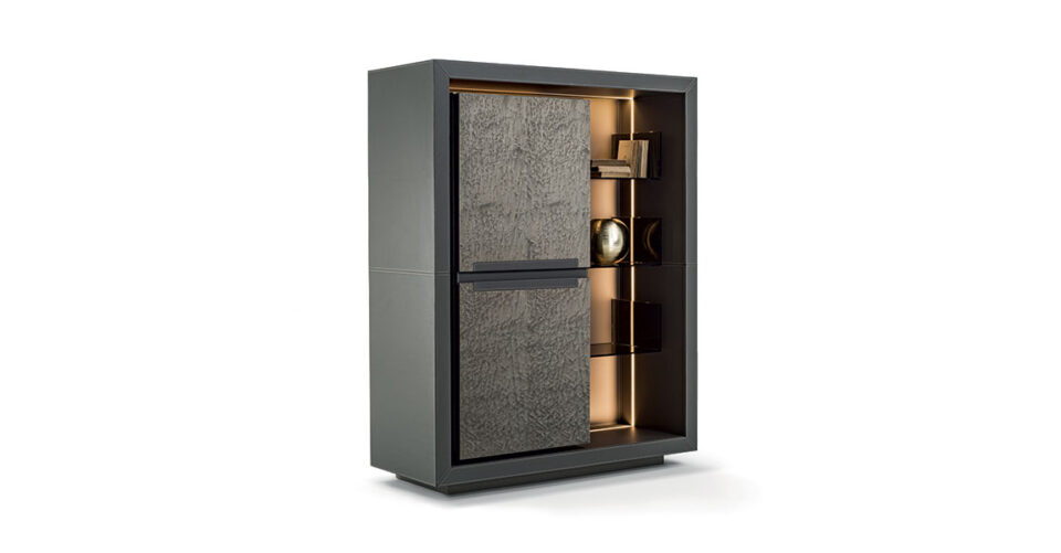 Lanza Cabinet design haut de gamme en cuir avec étagères en verre bronze et éclairage LED. Disponible chez D-Style Interior.