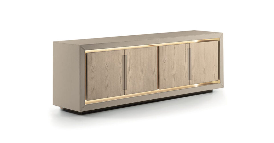 Lanza buffet en cuir par Vittoria Frigerio, finitions bois nobles, étagères en verre et éclairage LED. Une pièce haut de gamme disponible chez D-Style Interior.