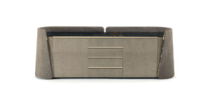 Contarini buffet par Vittoria Frigerio. Un meuble design haut de gamme avec marbre, finitions capitonnées ou embossées. Disponible chez D-Style Interior.