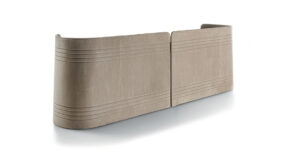 Contarini buffet par Vittoria Frigerio. Un meuble design haut de gamme avec marbre, finitions capitonnées ou embossées. Disponible chez D-Style Interior.