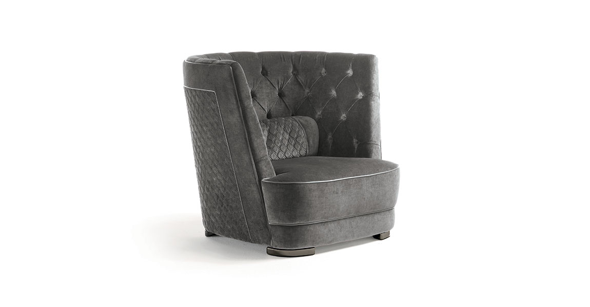 Greppi Capitonné fauteuil design haut de gamme par Vittoria Frigerio, avec dossier et accoudoirs capitonnés à la main. Disponible chez D-Style Interior.