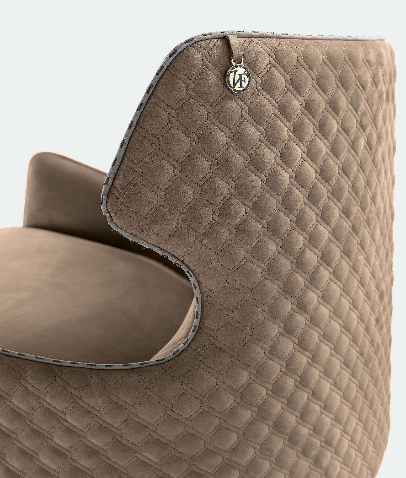 Piola Bergère fauteuil design haut de gamme par Vittoria Frigerio avec dossier aux ailes enveloppantes et capitonnage raffiné. Disponible chez D-Style Interior.