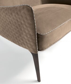 Piola Bergère fauteuil design haut de gamme par Vittoria Frigerio avec dossier aux ailes enveloppantes et capitonnage raffiné. Disponible chez D-Style Interior.