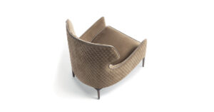 Piola Bergère fauteuil design haut de gamme par Vittoria Frigerio avec dossier aux ailes enveloppantes et capitonnage raffiné. Disponible chez D-Style Interior.