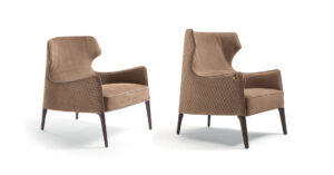 Piola Bergère fauteuil design haut de gamme par Vittoria Frigerio avec dossier aux ailes enveloppantes et capitonnage raffiné. Disponible chez D-Style Interior.