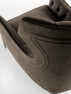 Piola Capitonné Bergère fauteuil design haut de gamme par Vittoria Frigerio avec dossier capitonné et ailes enveloppantes. Disponible chez D-Style Interior.