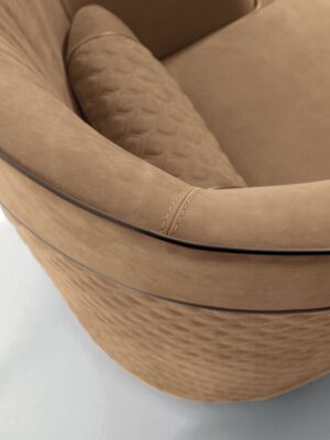 Greppi fauteuil design haut de gamme par Vittoria Frigerio avec dossier haut enveloppant et finitions luxueuses. Disponible chez D-Style Interior.