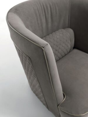 Greppi fauteuil design haut de gamme par Vittoria Frigerio avec dossier haut enveloppant et finitions luxueuses. Disponible chez D-Style Interior.