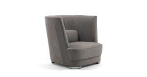 Greppi fauteuil design haut de gamme par Vittoria Frigerio avec dossier haut enveloppant et finitions luxueuses. Disponible chez D-Style Interior.