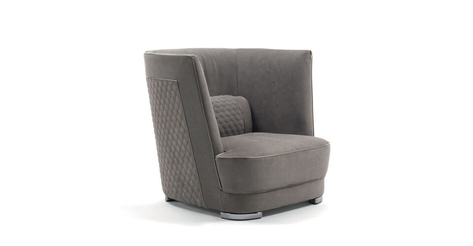Greppi fauteuil design haut de gamme par Vittoria Frigerio avec dossier haut enveloppant et finitions luxueuses. Disponible chez D-Style Interior.