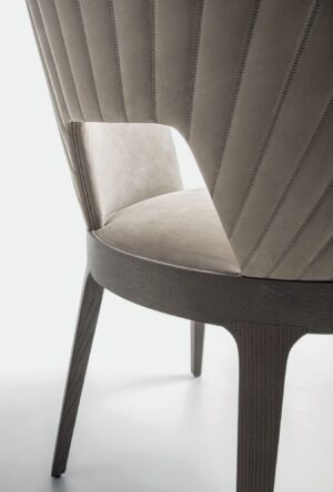Reina chaise et petit fauteuil design haut de gamme par Vittoria Frigerio, structure en bois massif et dossier ajouré élégant. Disponible chez D-Style Interior.