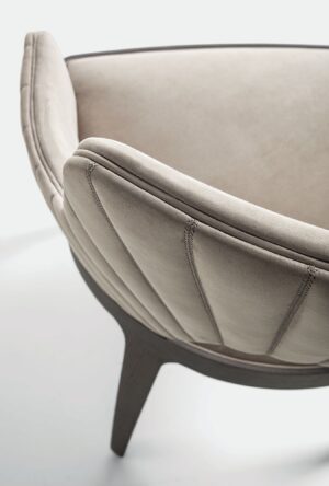 Reina chaise et petit fauteuil design haut de gamme par Vittoria Frigerio, structure en bois massif et dossier ajouré élégant. Disponible chez D-Style Interior.
