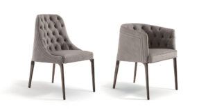 Poggi Capitonné chaise design haut de gamme par Vittoria Frigerio avec dossier capitonné et pieds en bois massif. Disponible chez D-Style Interior.