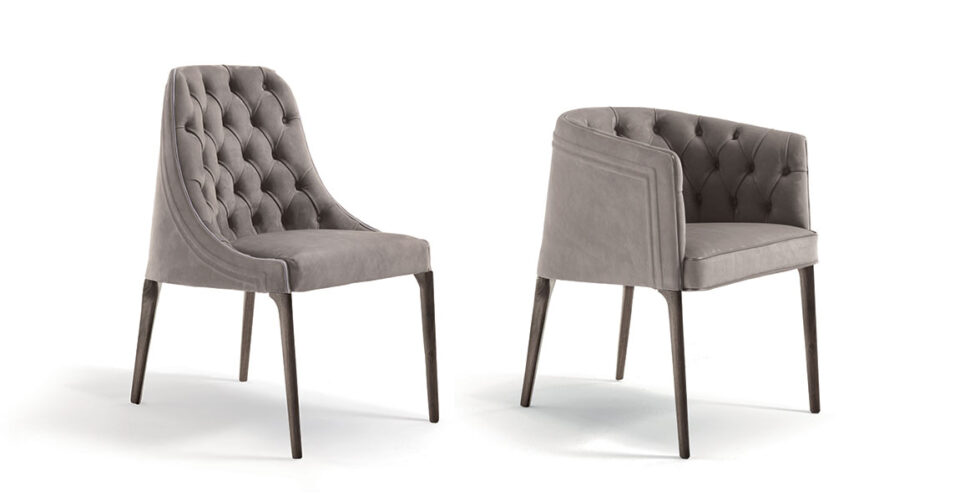 Poggi Capitonné chaise design haut de gamme par Vittoria Frigerio avec dossier capitonné et pieds en bois massif. Disponible chez D-Style Interior.