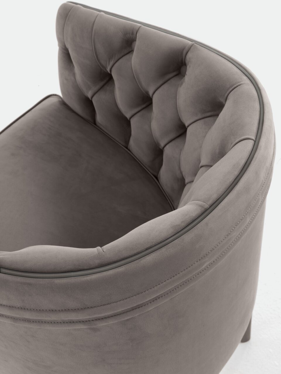 Poggi Capitonné chaise design haut de gamme par Vittoria Frigerio avec dossier capitonné et pieds en bois massif. Disponible chez D-Style Interior.