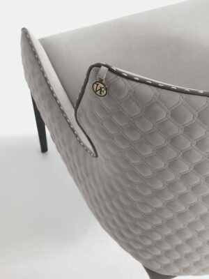 Piola chaise design haut de gamme par Vittoria Frigerio avec dossier bas ou haut, détails matelassés et pieds en bois massif. Disponible chez D-Style Interior.