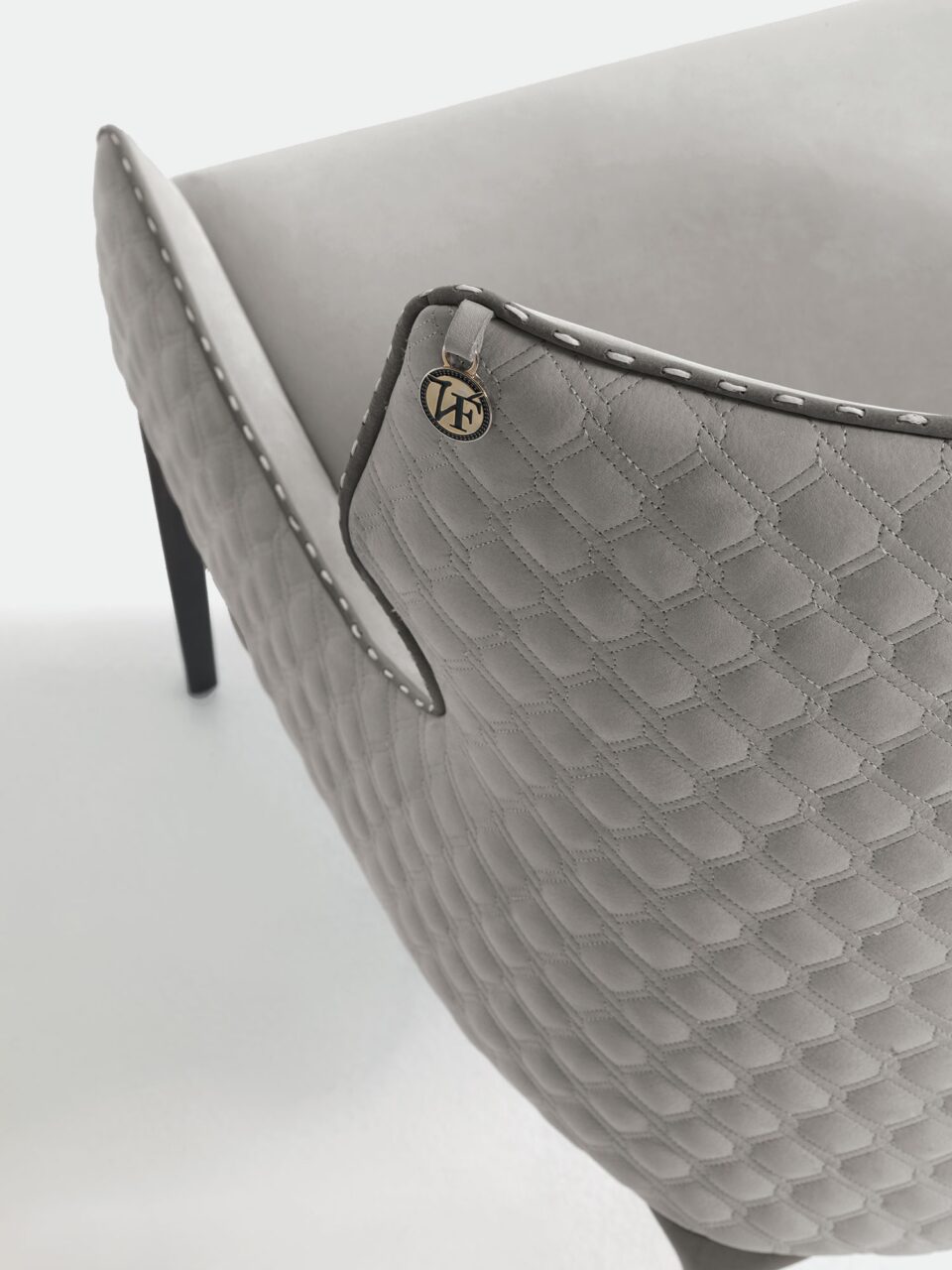 Piola chaise design haut de gamme par Vittoria Frigerio avec dossier bas ou haut, détails matelassés et pieds en bois massif. Disponible chez D-Style Interior.