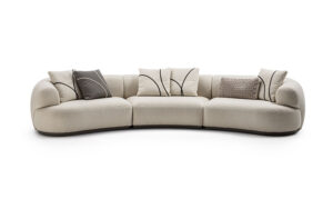 Monaco canapé design haut de gamme par Vittoria Frigerio, aux formes douces et modulables, avec base en cuir et finitions raffinées. Disponible chez D-Style Interior.