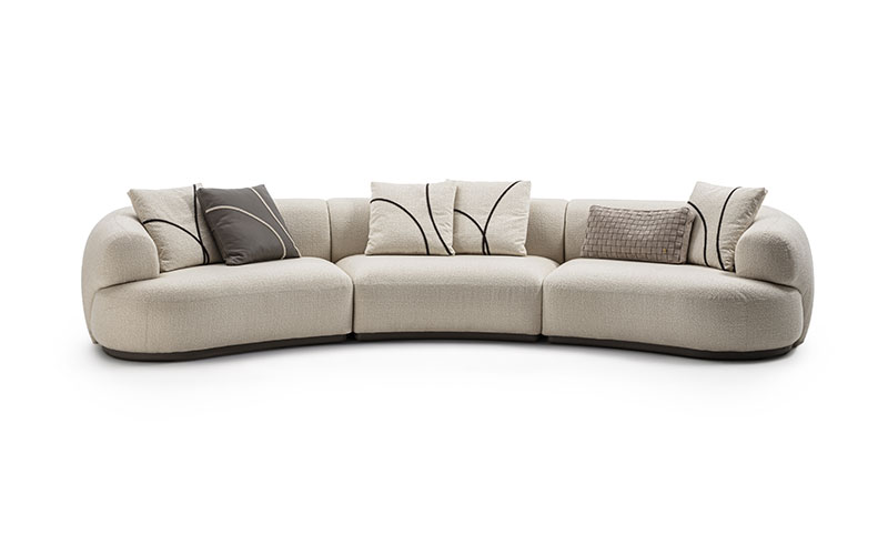 Monaco canapé design haut de gamme par Vittoria Frigerio, aux formes douces et modulables, avec base en cuir et finitions raffinées. Disponible chez D-Style Interior.