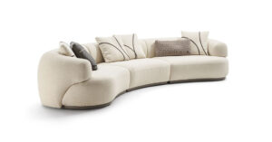 Monaco canapé design haut de gamme par Vittoria Frigerio, aux formes douces et modulables, avec base en cuir et finitions raffinées. Disponible chez D-Style Interior.