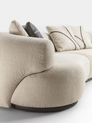 Monaco canapé design haut de gamme par Vittoria Frigerio, aux formes douces et modulables, avec base en cuir et finitions raffinées. Disponible chez D-Style Interior.