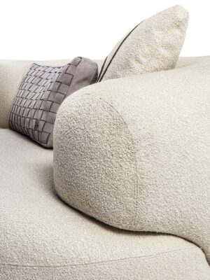 Monaco canapé design haut de gamme par Vittoria Frigerio, aux formes douces et modulables, avec base en cuir et finitions raffinées. Disponible chez D-Style Interior.