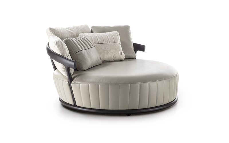 Mora canapé design haut de gamme par Vittoria Frigerio, structure en bois massif, coussins brodés et confort exceptionnel. Disponible chez D-Style Interior.