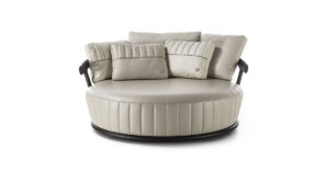 Mora canapé design haut de gamme par Vittoria Frigerio, structure en bois massif, coussins brodés et confort exceptionnel. Disponible chez D-Style Interior.