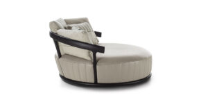 Mora canapé design haut de gamme par Vittoria Frigerio, structure en bois massif, coussins brodés et confort exceptionnel. Disponible chez D-Style Interior.