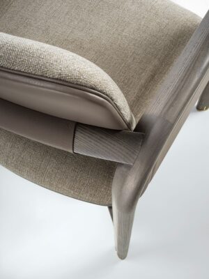 Grace chaise design haut de gamme avec accoudoirs par Vittoria Frigerio, élégante et confortable, parfaite pour la salle à manger. Disponible chez D-Style Interior.