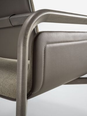 Grace chaise design haut de gamme avec accoudoirs par Vittoria Frigerio, élégante et confortable, parfaite pour la salle à manger. Disponible chez D-Style Interior.