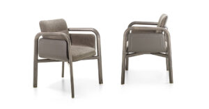 Grace chaise design haut de gamme avec accoudoirs par Vittoria Frigerio, élégante et confortable, parfaite pour la salle à manger. Disponible chez D-Style Interior.