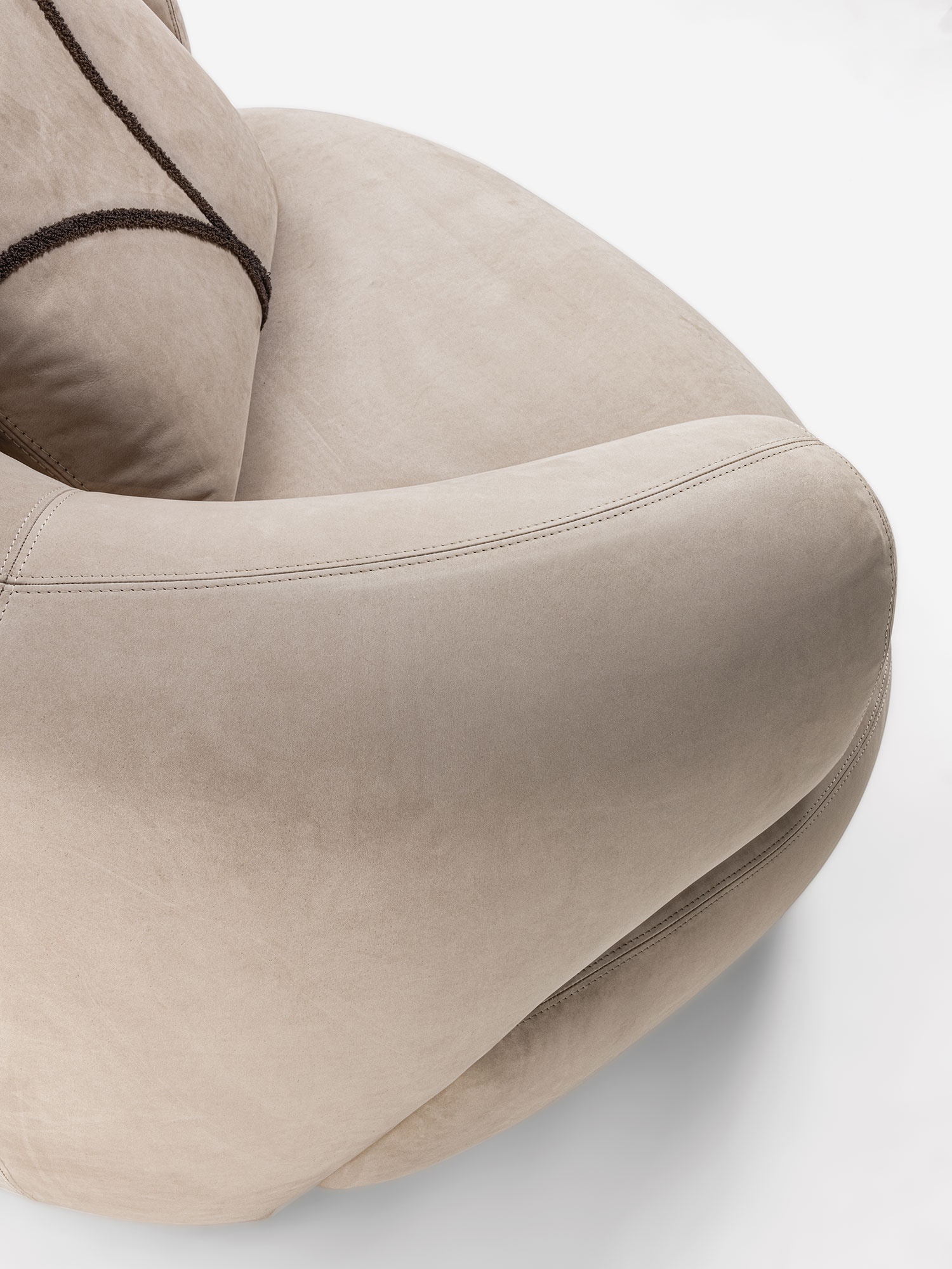 Monaco fauteuil de Vittoria Frigerio, un design italien contemporain aux lignes courbes et confort enveloppant. Disponible chez D-Style Interior.