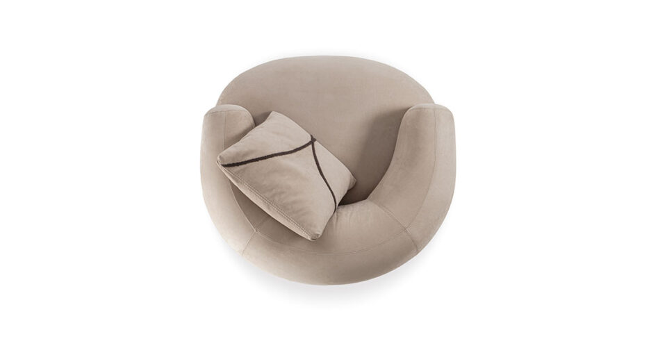 Monaco fauteuil de Vittoria Frigerio, un design italien contemporain aux lignes courbes et confort enveloppant. Disponible chez D-Style Interior.