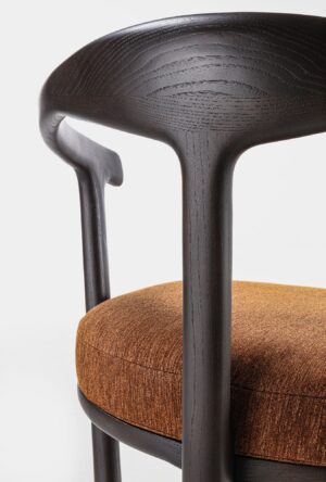 Mora chaise design haut de gamme par Vittoria Frigerio avec structure en frêne massif et assise rembourrée. Disponible chez D-Style Interior.