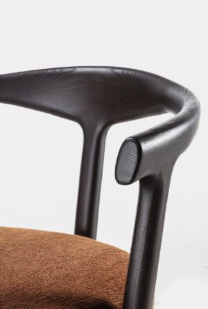 Mora chaise design haut de gamme par Vittoria Frigerio avec structure en frêne massif et assise rembourrée. Disponible chez D-Style Interior.