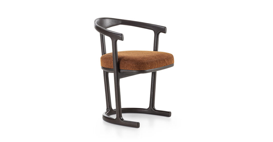 Mora chaise design haut de gamme par Vittoria Frigerio avec structure en frêne massif et assise rembourrée. Disponible chez D-Style Interior.