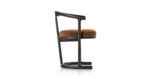 Mora chaise design haut de gamme par Vittoria Frigerio avec structure en frêne massif et assise rembourrée. Disponible chez D-Style Interior.