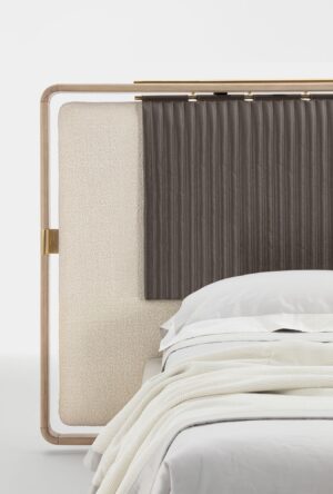 Lario lit design haut de gamme par Vittoria Frigerio avec tête de lit encadrée, panneau suspendu et finitions luxueuses. Disponible chez D-Style Interior.