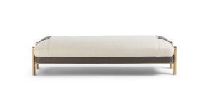 Brera Banc haut de gamme par Vittoria Frigerio, structure en frêne massif, assise en tissu ou cuir, finitions raffinées et options matelassées. Disponible chez D-Style Interior.