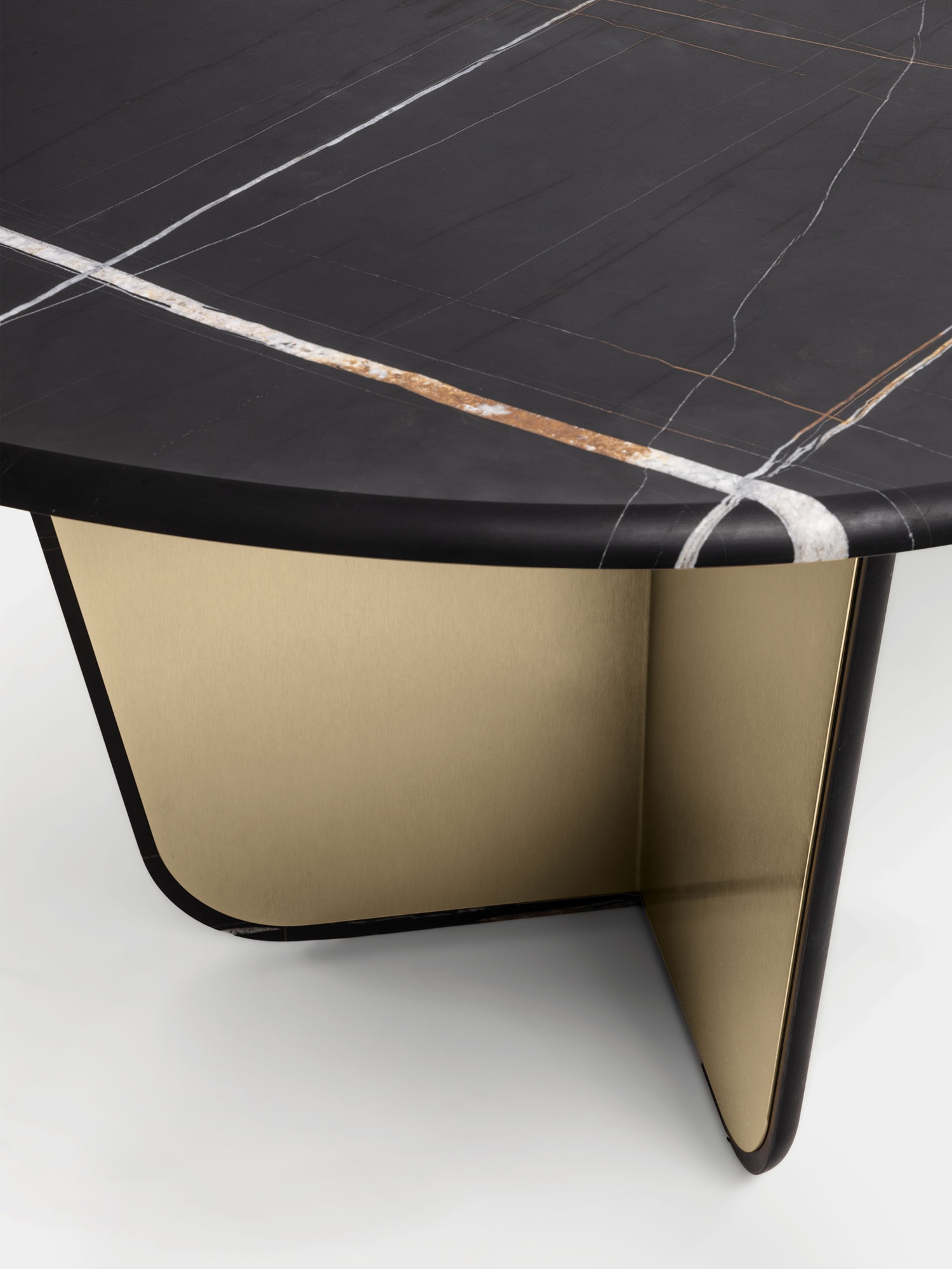 Monroy table haut de gamme en marbre avec pieds en voiles inversées et inserts métalliques contrastés. Élégante, géométrique et raffinée. Disponible chez D-Style Interior.