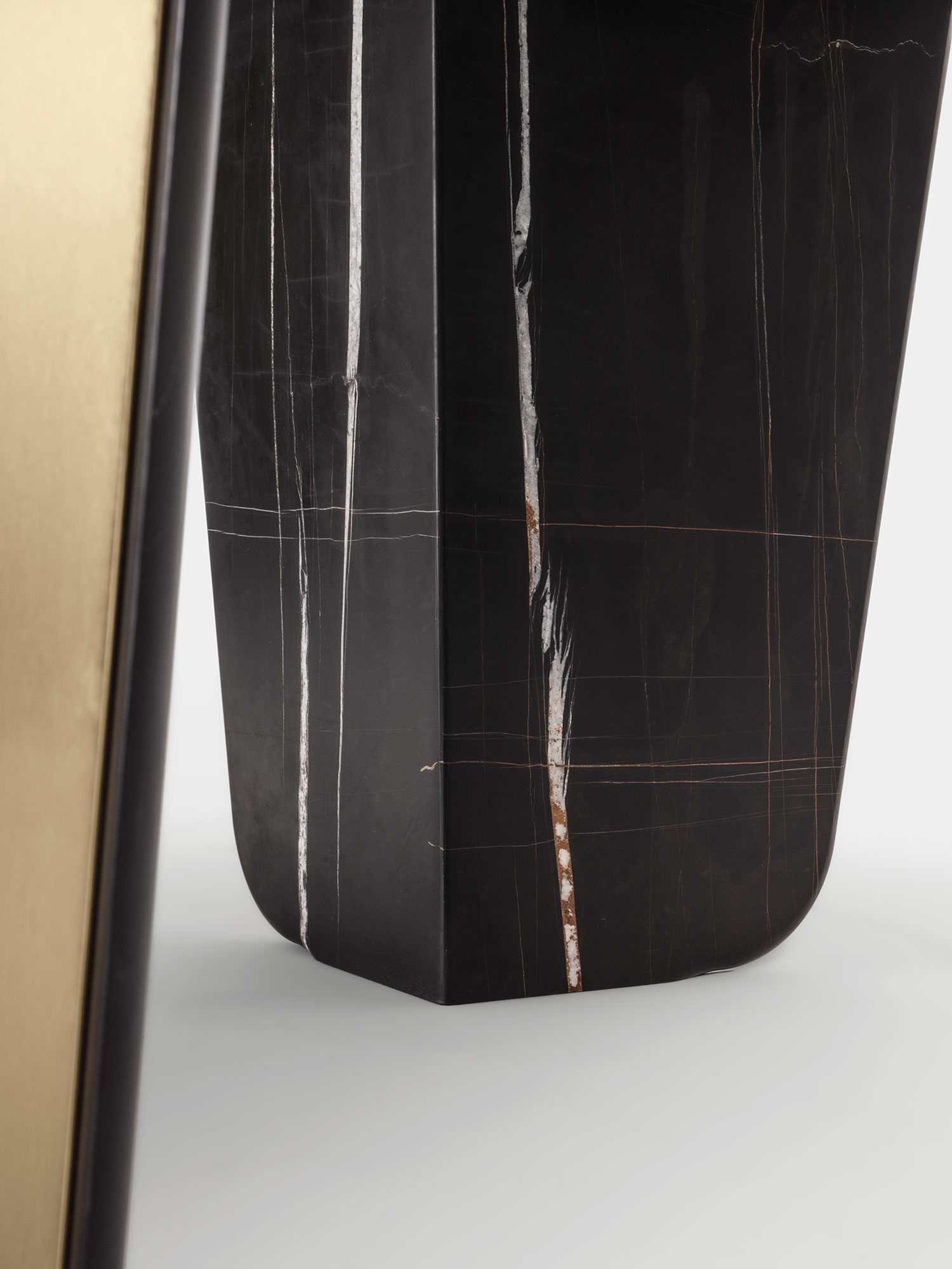 Monroy table haut de gamme en marbre avec pieds en voiles inversées et inserts métalliques contrastés. Élégante, géométrique et raffinée. Disponible chez D-Style Interior.