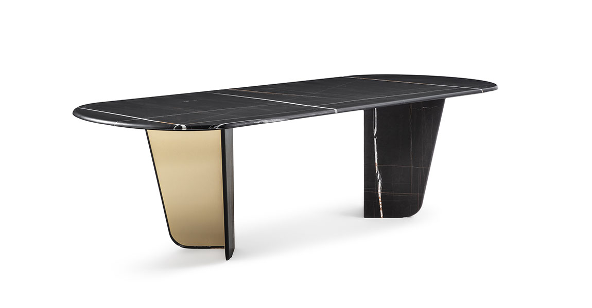 Monroy table haut de gamme en marbre avec pieds en voiles inversées et inserts métalliques contrastés. Élégante, géométrique et raffinée. Disponible chez D-Style Interior.