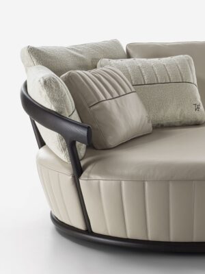 Mora canapé design haut de gamme par Vittoria Frigerio, structure en bois massif, coussins brodés et confort exceptionnel. Disponible chez D-Style Interior.